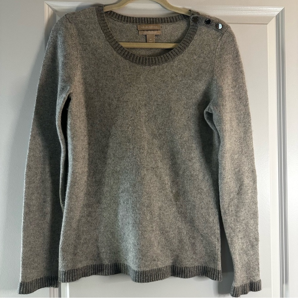Banana‎ Republic Gray Wool Blend Sweater Medium Italian Fabric Button Shoulder